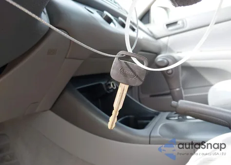 2004 Toyota Camry Le z USA, uszkodzony, nr VIN 4T1BE32K64U926388